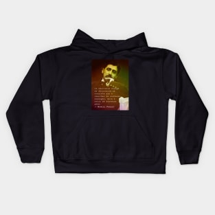 Marcel Proust portrait and quote: Le véritable voyage de découverte ne consiste pas à chercher de nouveaux paysages... Kids Hoodie